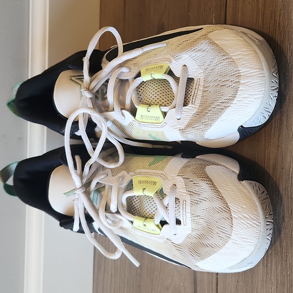 Nike Black and White Sneakers - Boys 5.5 - Picture 3 of 5